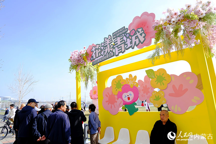 4月19日，呼和浩特市“開往春天的巴士2.0”賞花公交專線運營。人民網記者 劉藝琳攝
