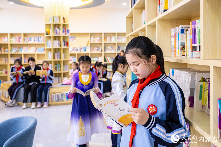 呼和浩特市玉泉區南柴火市街小學學生在校園圖書館內閱讀。丁根厚攝