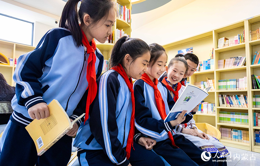 呼和浩特市玉泉區南柴火市街小學學生在校園圖書館內閱讀。丁根厚攝