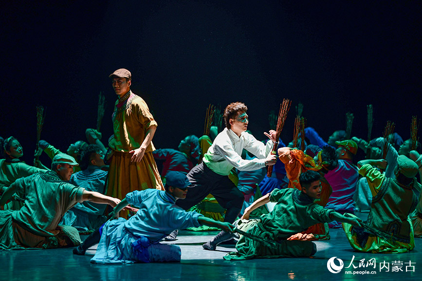 4月21日，內蒙古鄂爾多斯市鄂托克前旗烏蘭牧騎參賽演員表演群舞《遍地柳蔭》。王正攝