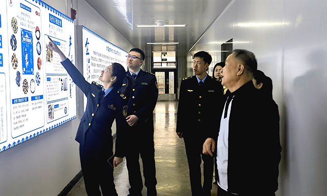 市场监督管理局工作人员深入了解企业规划。崔腾摄