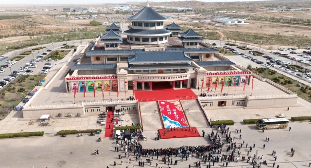 2025春季阿拉善玉__观赏石文化旅游节暨交易博览会开幕式现场。
