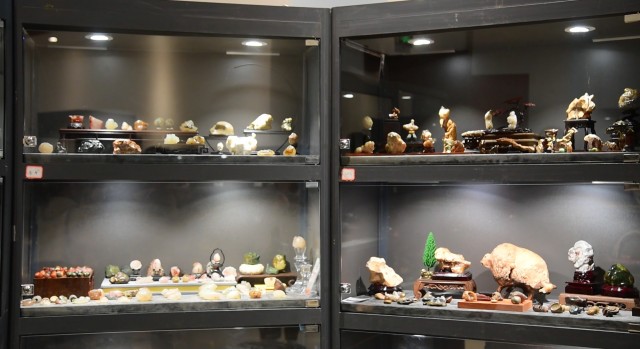 各类宝玉石珍品摆放在展柜中。