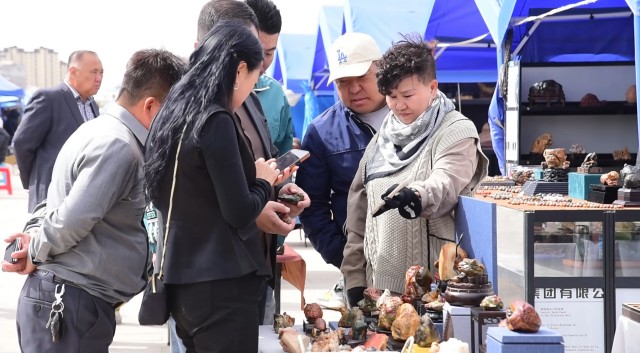 各类宝玉石珍品摆放在展柜中。