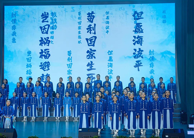 东胜区第一小学铁西校区学生朗诵《五星出东方》。