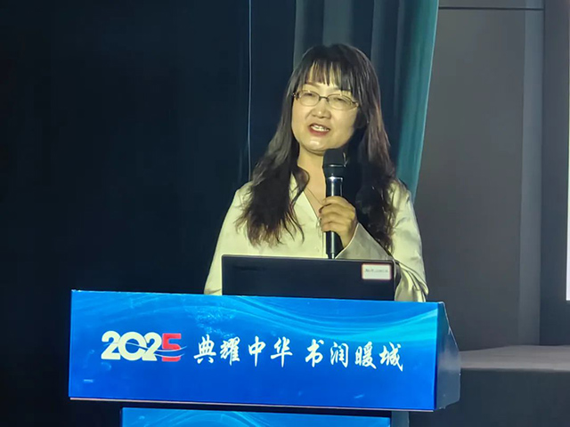 东胜区“毛虫与蝴蝶”阅读工作室负责人分享心得并推广经验。
