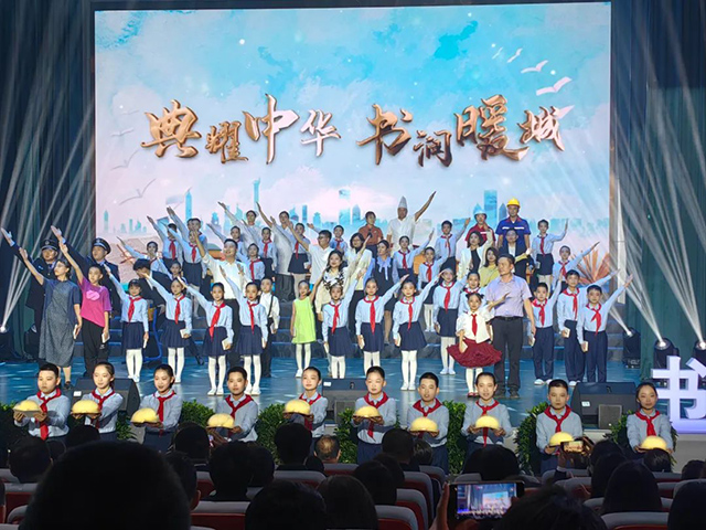 东胜区第一小学学生与社会各界人士共同宣读阅读倡议书。