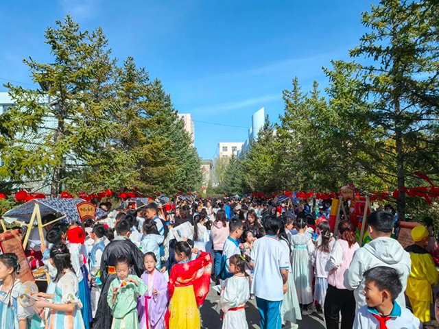 活动安排的书香校园观摩环节走进东胜区第八小学、第五小学。