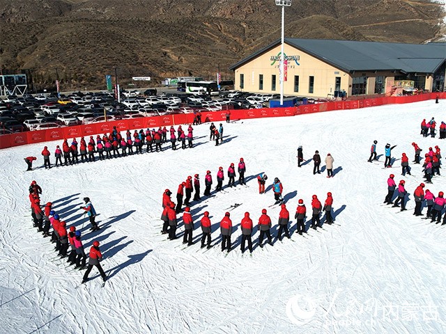 中央民族大学附属中学呼和浩特分校进行滑雪实践课。受访单位供图
