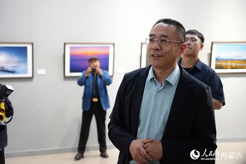 張正國分享照片背后的故事。人民網記者 趙夢月攝