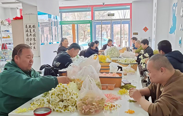 松城社区为辖区就业困难人员做手工培训。