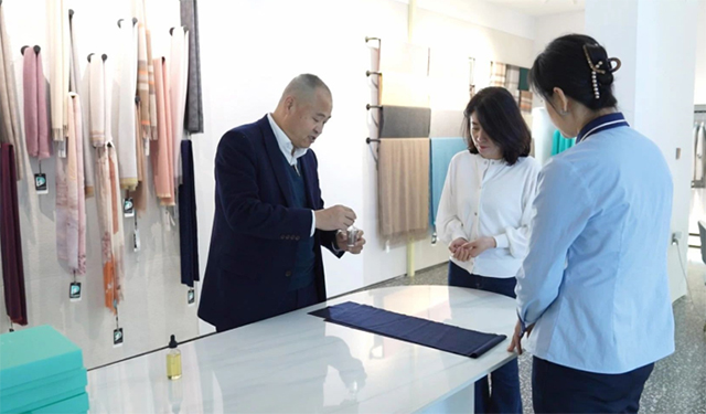 (“助企行动”让杨润平发展更有信心。图片来源：东胜区融媒体中心
