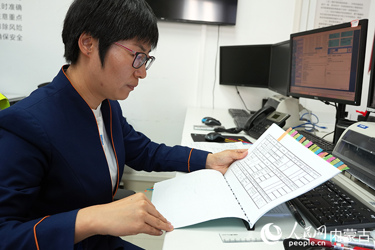 崔健查看配載速查手冊。人民網記者 趙夢月攝
