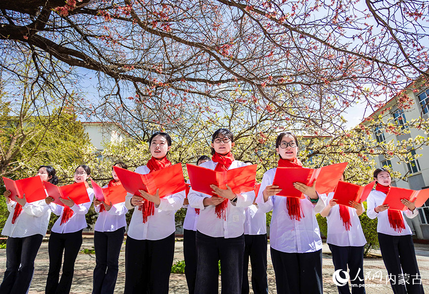 4月30日，內蒙古師范大學的青年團員在“奮斗底色 青春綻放”詩歌朗誦會上齊誦《青春中國》。丁根厚攝