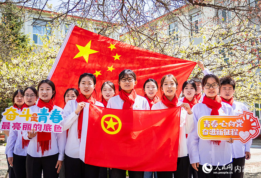 4月30日，内蒙古师范大学的青年团员在“奋斗底色 青春绽放”诗歌朗诵会上齐诵《少年中国说》。丁根厚摄