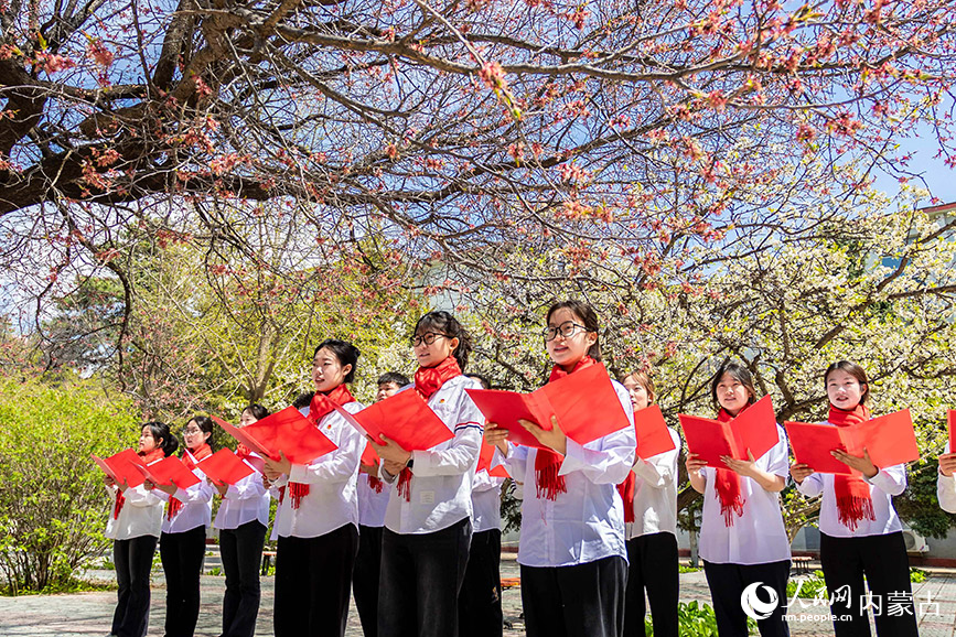 4月30日，内蒙古师范大学的青年团员在“奋斗底色 青春绽放”诗歌朗诵会上齐诵《青春中国》。丁根厚摄