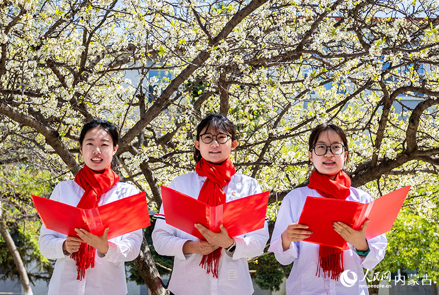 4月30日，内蒙古师范大学的青年团员在“奋斗底色 青春绽放”诗歌朗诵会上齐诵《青春中国》。丁根厚摄