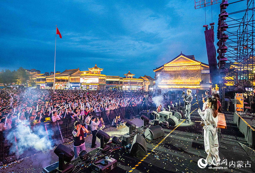 5月1日，第六届塞上老街音乐美食季“青城·青春”音乐派对嗨唱现场。丁根厚摄