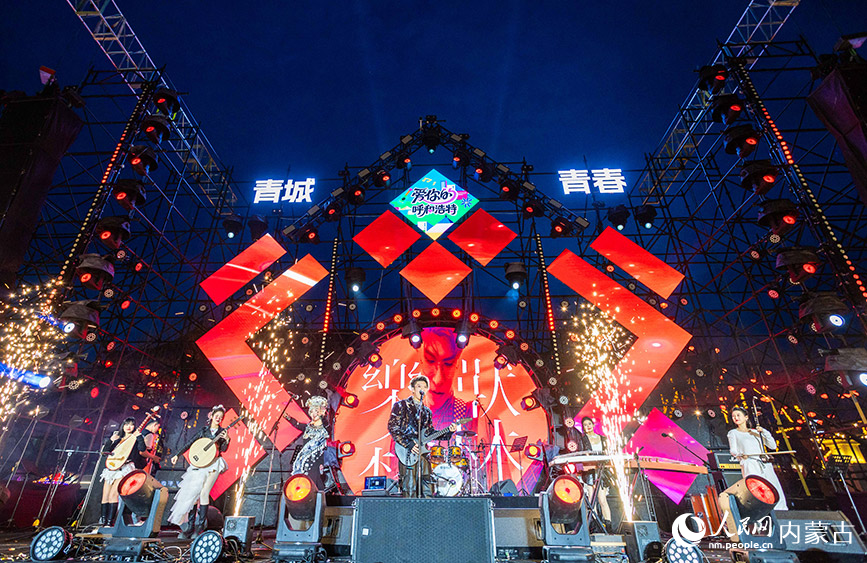 5月1日，音乐人在第六届塞上老街音乐美食季“青城·青春”音乐派对现场献唱。丁根厚摄