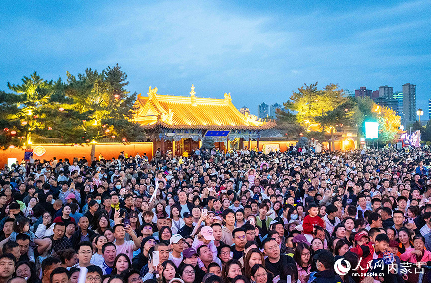 5月1日，第六届塞上老街音乐美食季“青城·青春”音乐派对嗨唱现场。丁根厚摄
