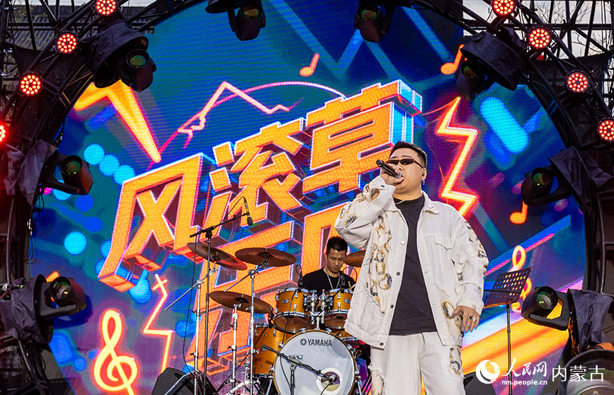 5月1日，音乐人在第六届塞上老街音乐美食季“青城·青春”音乐派对现场献唱。丁根厚摄