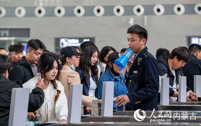 巴彦淖尔站旅客正在检票。中国铁路呼和浩特局集团有限公司供图