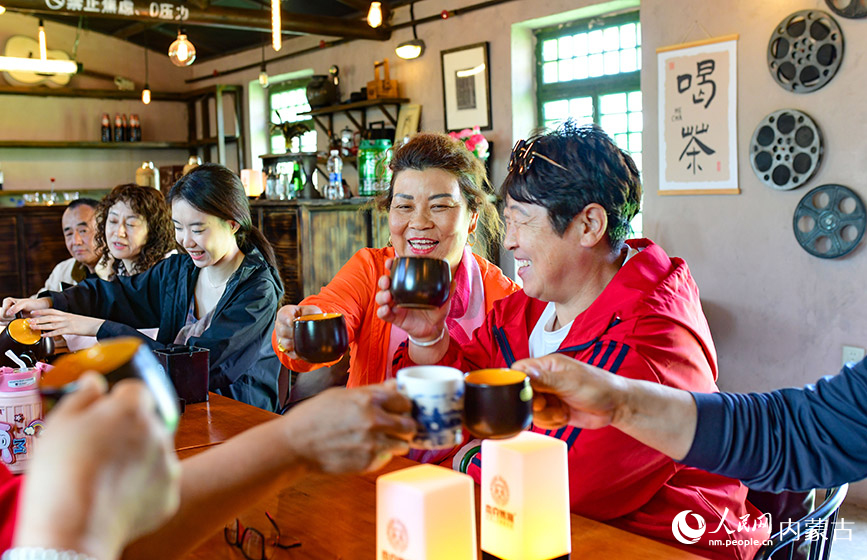 5月1日，在鄂尔多斯市伊金霍洛旗鄂尔多斯文化产业园景区，游客在一处村野咖啡屋里休闲。王正摄