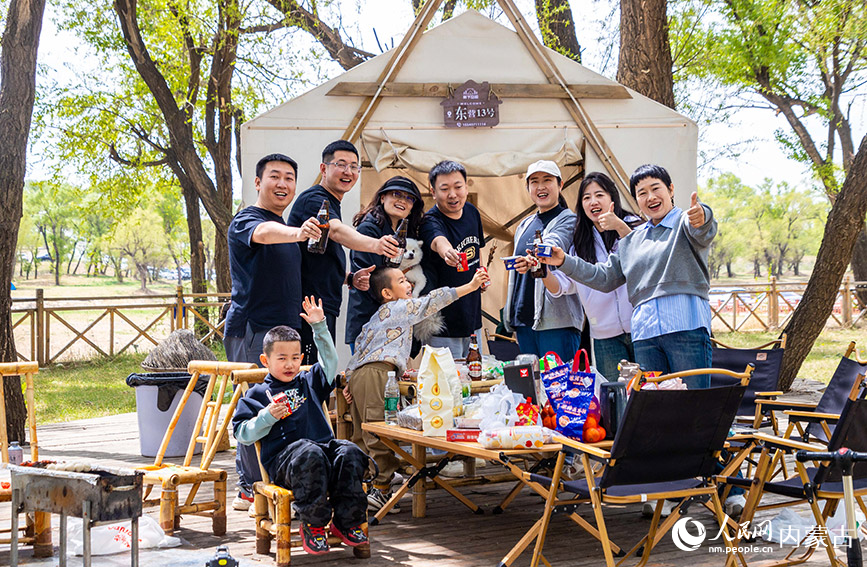5月2日，游客在內蒙古呼和浩特市玉泉區大黑河郊野公園林下空間露營區休閑游玩。丁根厚攝