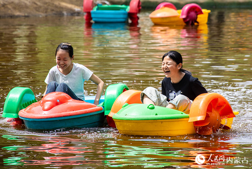5月2日，游客在內蒙古呼和浩特市玉泉區大黑河郊野公園林下空間戲水區休閑游玩。丁根厚攝