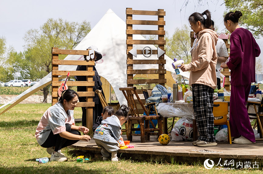 5月2日，游客在內蒙古呼和浩特市玉泉區大黑河郊野公園林下空間露營區休閑游玩。丁根厚攝