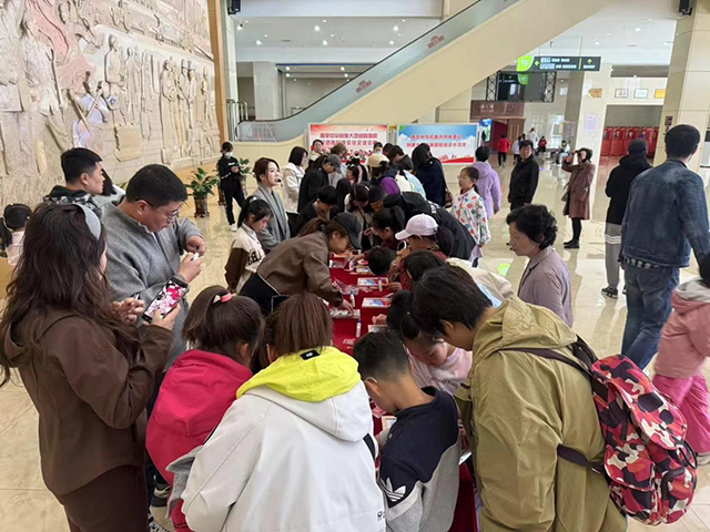 通辽市文博院吸引了众多亲子游客。通辽市文化旅游广电局供图