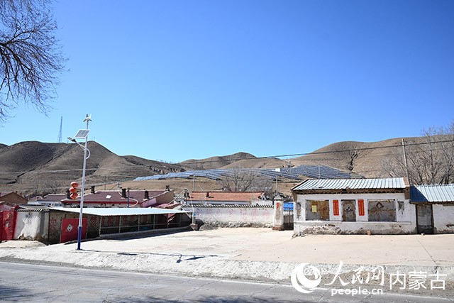 察哈爾右翼中旗烏蘭哈頁蘇木蘇勒圖村街道干淨整潔，光伏電站坐落於村后。人民網記者 劉藝琳攝