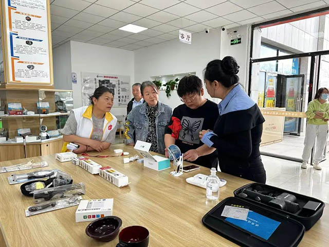 附近居民前来体验适老化产品