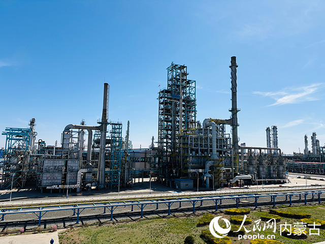 中国石油呼和浩特石化公司生产设备。人民网记者 张聿修摄