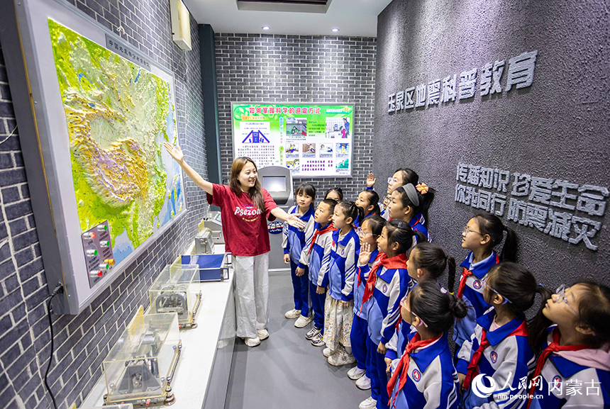 內蒙古呼和浩特市玉泉區通順街小學老師向學生普及中國地震帶分布的相關知識。丁根厚攝