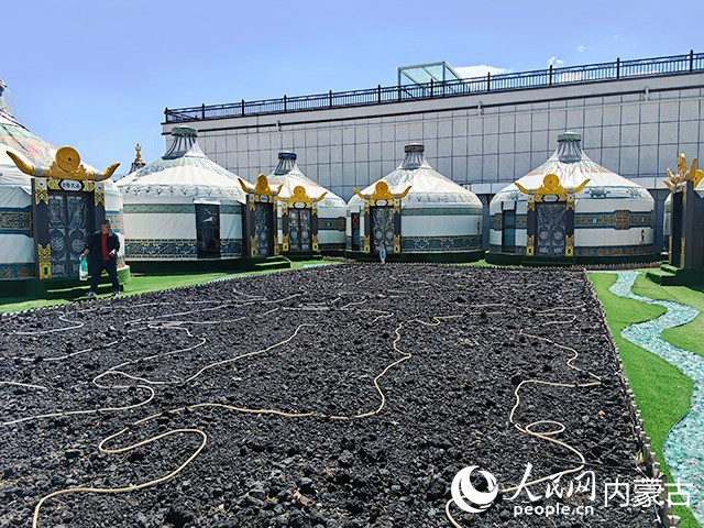 施金莲的民宿里，蒙古包环绕火山石铺就的观赏区。人民网记者 富丽娟摄