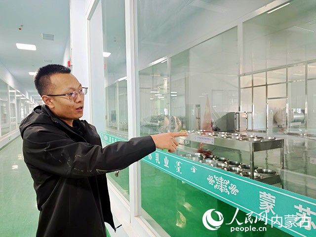 张殿明介绍奶酪小镇建设情况。人民网记者 刘艺琳摄