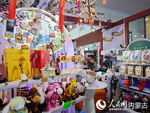 郭小霞的文创店内摆满纪念品。人民网记者 刘艺琳摄