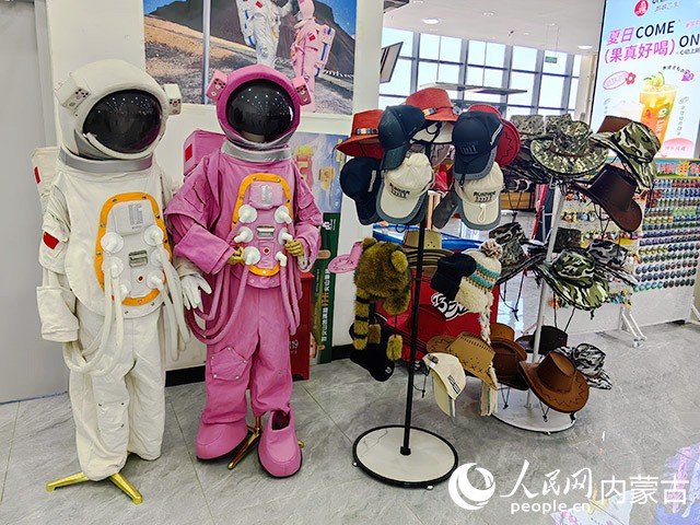 随着火山“火”起来，宇航服成为景区的热门拍照着装。人民网记者 富丽娟摄