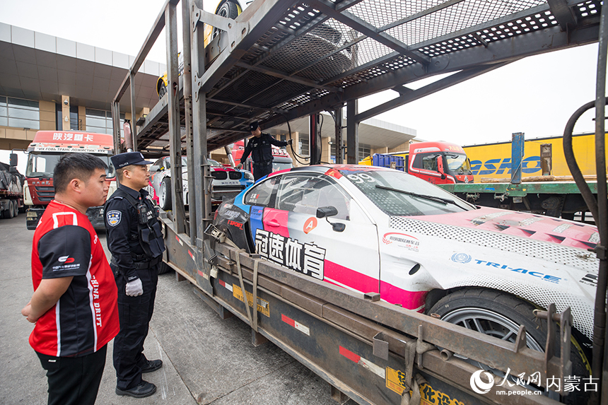 二連出入境邊防檢查站移民管理警察快速驗放中國汽車飄移車隊。郭鵬杰攝