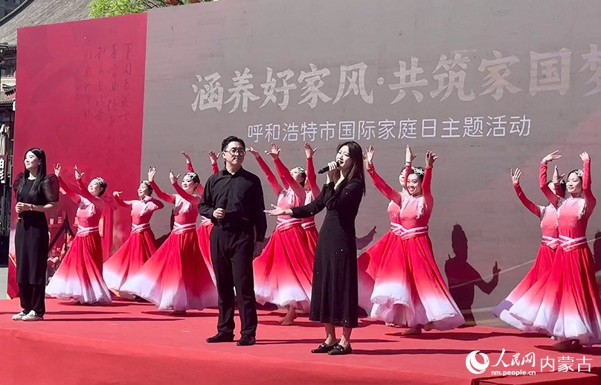 活动现场歌舞表演。实习生 刘瀛摄