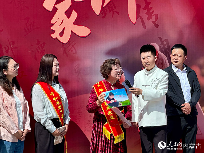呼和浩特市最美家庭代表孙国琴分享家训。实习生 刘瀛摄