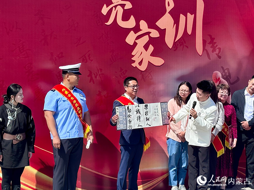 自治区文明家庭代表付兵兵分享家训。实习生 刘瀛摄