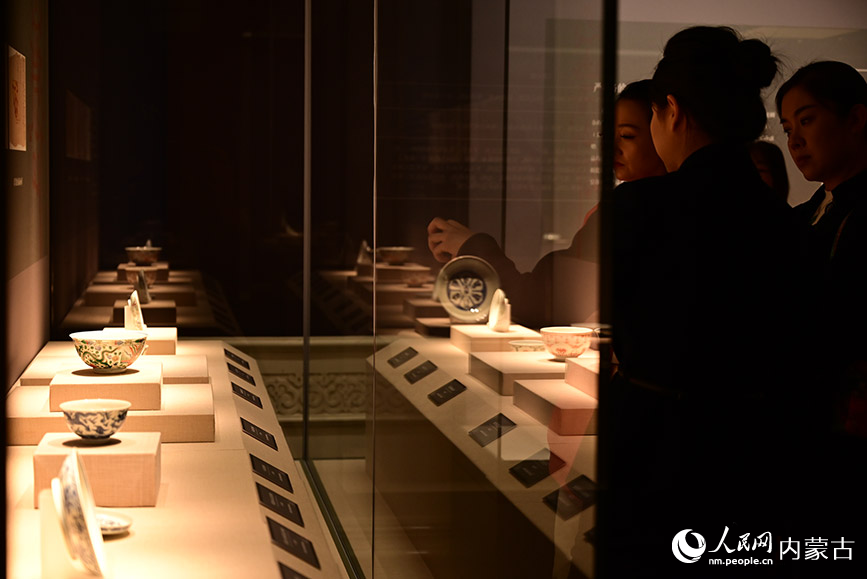 游客正在觀看《盛世之器——清代康雍乾時期景德鎮陶瓷珍品展》。人民網記者 寇雅楠攝