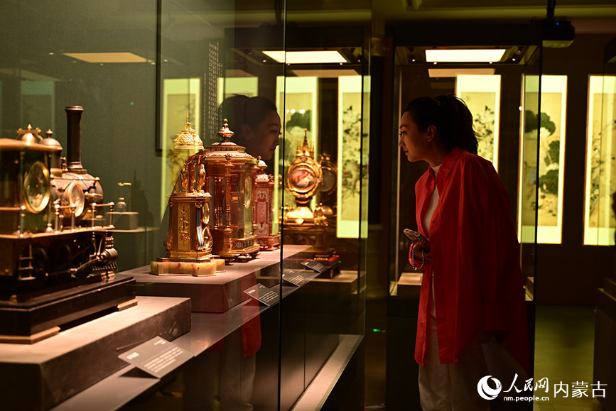 游客正在觀看《鐘鳴盛世：紫禁城和承德避暑山庄藏鐘表聯展》。人民網記者 寇雅楠攝