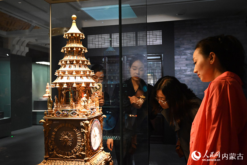 游客正在觀看《鐘鳴盛世：紫禁城和承德避暑山庄藏鐘表聯展》。人民網記者 寇雅楠攝