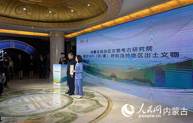 内蒙古自治区文物考古研究院向呼和浩特市移交本地出土文物。实习生 王柯然摄