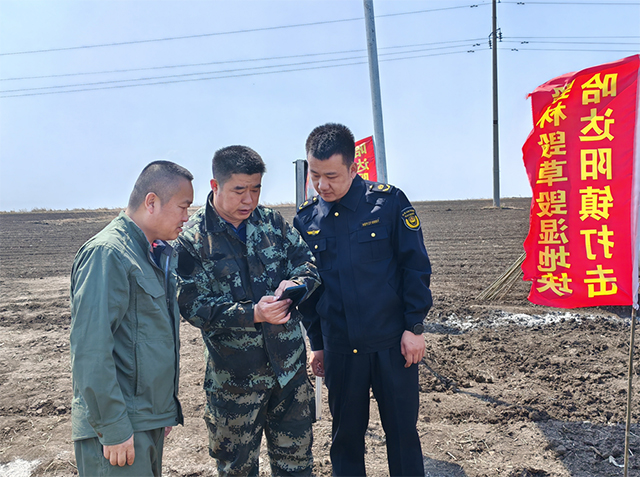 哈达阳镇党政班子成员带头分片巡查图斑地块。德贤摄