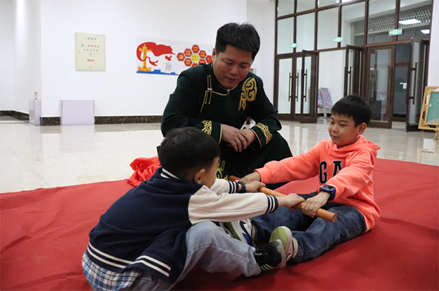两个小朋友在体验扳棍。李金梅摄