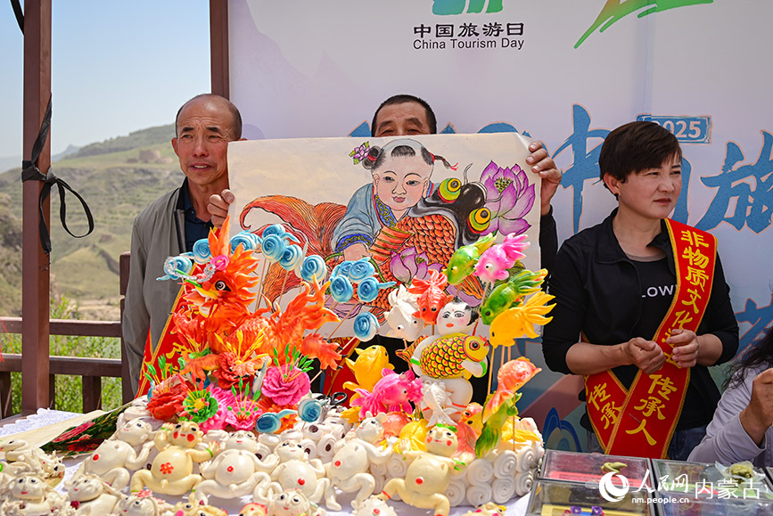 开幕式现场，商家展示非遗项目“清水河县面塑”及其原创画作。实习生 贾志红摄